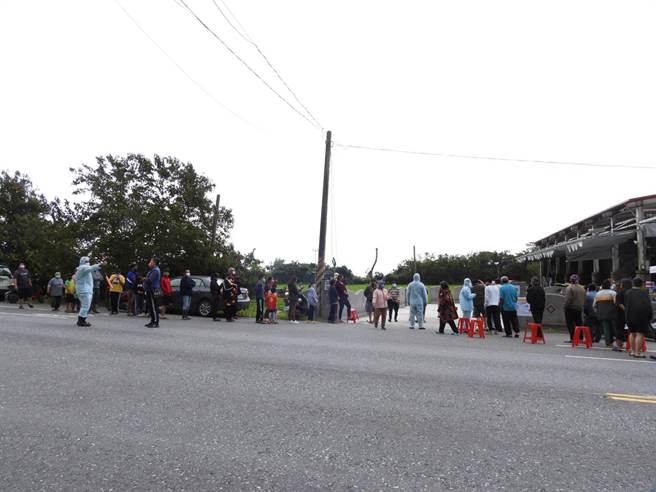 花莲新增秀林满月酒传播链，县府今上午在秀林乡和平村和中部落和中多功能活动中心设快筛站，不少村民一早就前往排队快筛。（罗亦晽摄）