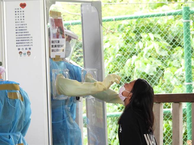 花莲新增秀林满月酒传播链，县府今上午在秀林乡和平村和中部落和中多功能活动中心设快筛站，不少村民一早就前往排队快筛。（罗亦晽摄）