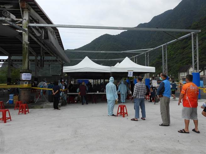 花莲新增秀林满月酒传播链，县府今上午在秀林乡和平村和中部落和中多功能活动中心设快筛站，乡长王玫瑰（左一）也赶赴查看筛检状况，盼能即时阻止病毒蔓延。（罗亦晽摄）