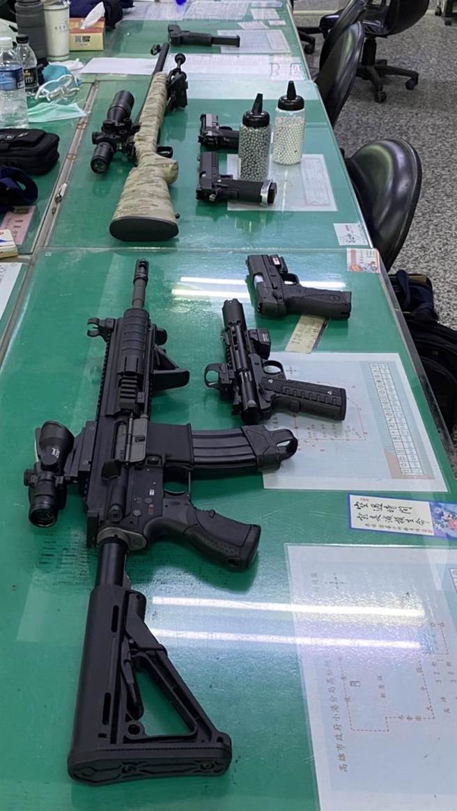 警方查扣长短枪及BB弹。（翻摄照片／高雄洪靖宜传真）