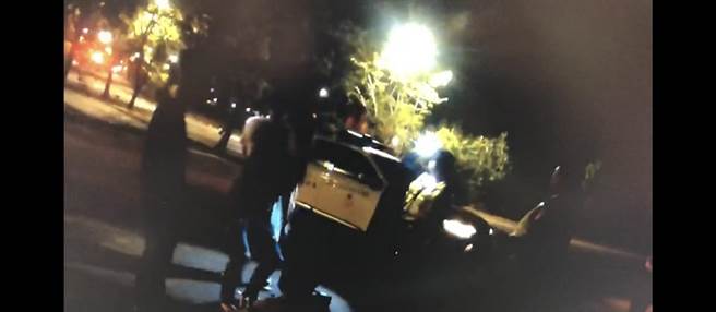 4名玩家趁深夜到小港区试枪。（翻摄照片／高雄洪靖宜传真）