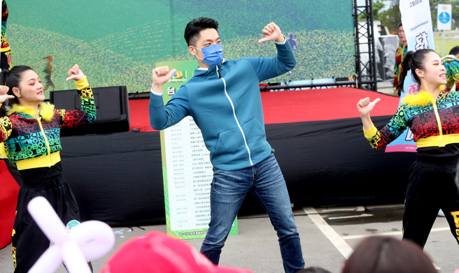 立委蔣萬安（中）17日在台北市長柯文哲離開之後也同樣出席台北科技盃愛地球公益路跑活動，在現場表演團體的邀請下上場一同婆娑起舞助興。（鄭任南攝）
