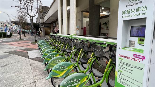 台鐵116次自強號北上列車16日10時行經台南時，傳出有一名旅客被同車廂旅客毆打，鐵路警察局獲報派員趕往，在新營火車站逮捕涉嫌打人的洪姓男子。圖為新營火車站。（本報資料照片）