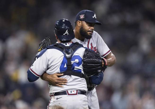 勇士投手简森（右）与捕手狄阿劳相拥。（美联社）