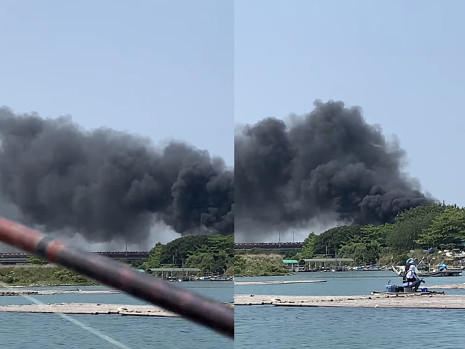 台江國家公園17日上午發生火警，濃密黑煙竄上天際。（翻攝自臉書社團《爆料公社》）