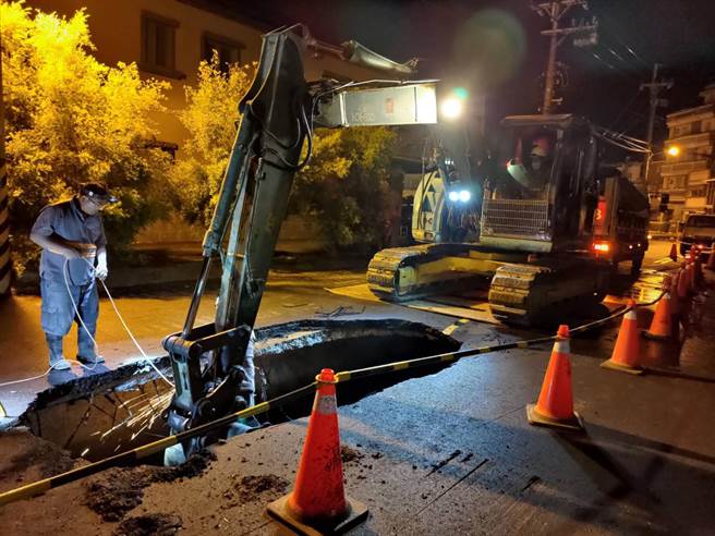 台南市南区喜树路151巷5号前的路面出现坑洞，市府水利局连夜派员抢修。（水利局提供／洪荣志台南传真）