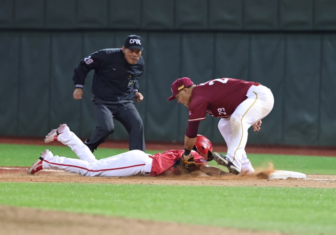 味全龍郭天信在16日比賽中遭到牽制出局。（味全龍提供）