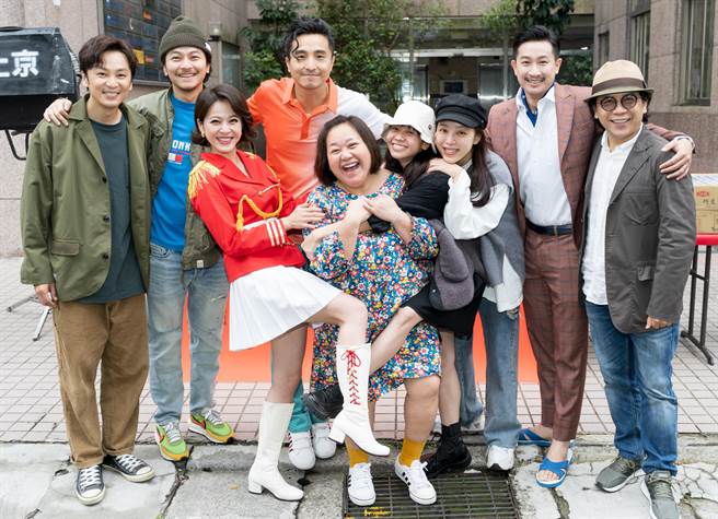 张书伟（左起）、杨铭威、苏晏霈、王少伟、锺欣凌、黄姵嘉、林筳谕、邱凯伟、许杰辉回归电影版《我的婆婆怎么把OO搞丢了》。（群之噰传播股份有限公司、伯乐影业股份有限公司提供）
