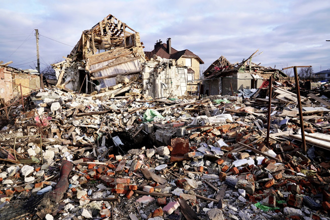 乌克兰官员称，在苏米州（Sumy）近俄罗斯边界城市托斯提也纳（Trostianets）的村庄发现神经毒剂沙林（Sarin）的残骸。图为俄军炮火下重创的苏米州。（图／TPG、达志影像）