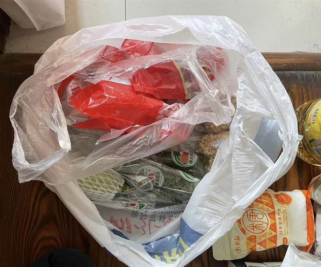 台商表示，上海市常住人口超过2400万，比台湾人口还多，面对封城措施，确实会有资源分配不均的情况，团购的食物和邻居交换分享也是疫情下的温暖时刻，也希望疫情赶快趋缓。（谢姓台商提供）