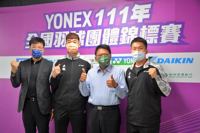 奥运金牌双打李洋（右一）、王齐麟（左二）在17日领军出战全国羽球团体锦标赛，屏东县长潘孟安（右二）在赛前为「麟洋配」送上特制金牌巧克力打气。（谢佳潾摄）