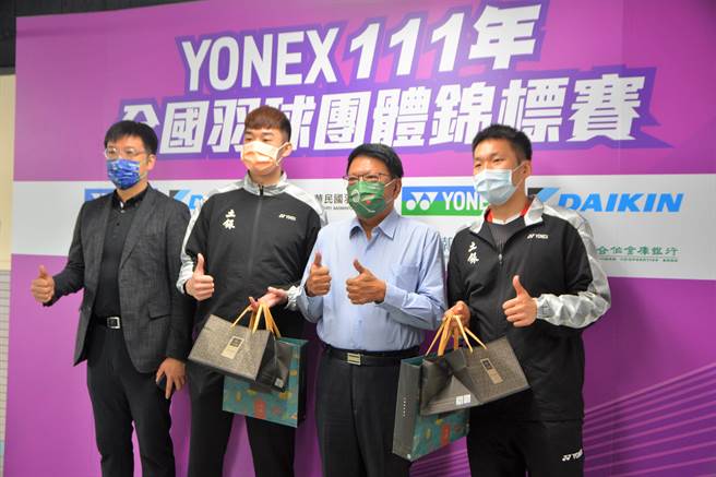 奥运金牌双打李洋（右一）、王齐麟（左二）在17日领军出战全国羽球团体锦标赛，屏东县长潘孟安（右二）在赛前为「麟洋配」送上特制金牌巧克力打气。（谢佳潾摄）