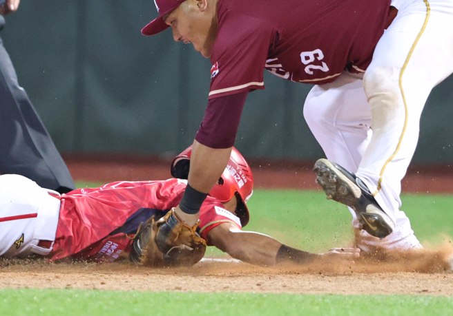 乐天桃猿陈俊秀与投手完美默契搭配，成功牵制味全龙郭天信。（味全龙提供）