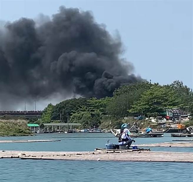 情侣放烟火烧掉一整片树林，民眾拍下浓烟窜天画面上传网路。（撷自爆料公社／程炳璋台南传真）