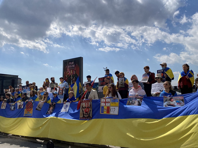 俄乌战事如最后一根稻草，使对现势不满的俄罗斯人瓦西里离家赴伊斯坦堡投入反战示威。(图／中央社)