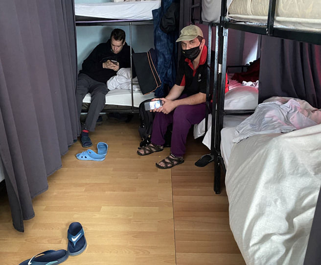 瓦西里与柯维亚辛等同乡暂居当地最廉价的青年旅社，一天住宿费用为80里拉（约新台币160元）。(图／中央社)