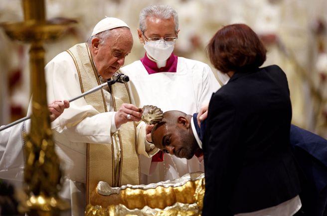 罗马天主教教宗方济各（Pope Francis）今天参加復活节前夕的守夜礼弥撒时，谴责乌克兰战争残酷。(图／路透社)