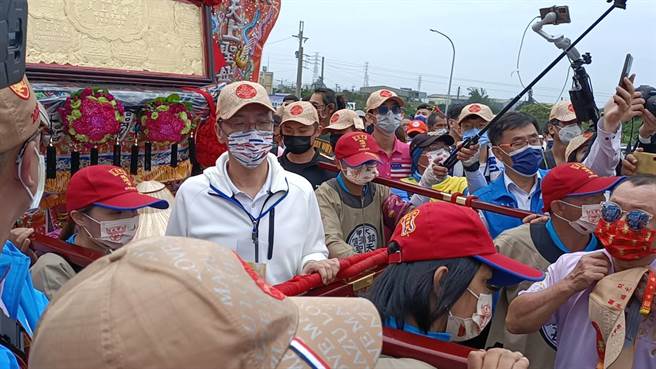 大甲媽今天回鑾，國民黨主席朱立倫早上前往大甲溪橋頭接駕。（陳淑娥攝）