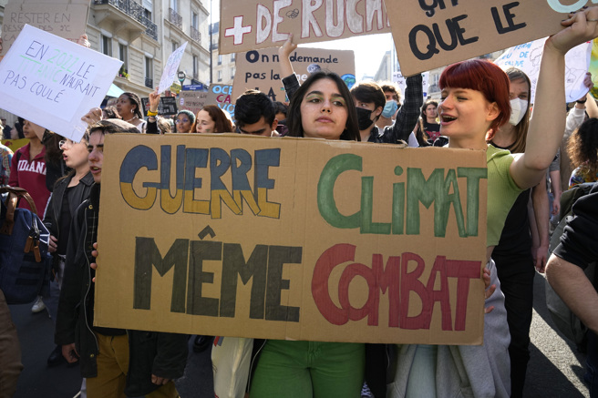 在復活節週末，巴黎市中心一條主要大道約300公尺都被抗議人士占滿，有些人搬來稻草捆和水泥塊以阻礙交通。(圖／美聯社)