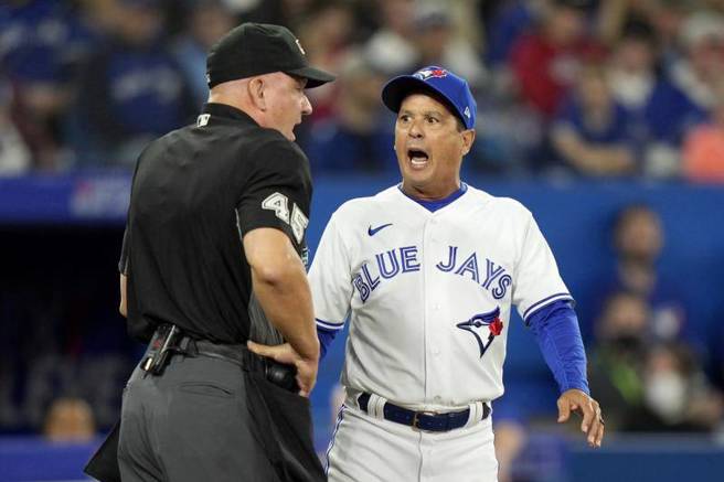 藍鳥總教練蒙托約(右)遭驅逐出場，上前與主審尼爾森爭吵。（美聯社）