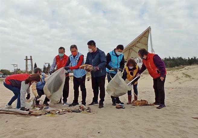 金门春季净滩活动今天上午在后湖海滩登场，共清出约3230公斤的垃圾。（金寧乡公所提供）