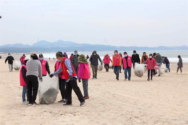 军民单位和社区团体350余人共清除海漂可资源回收物580余公斤、不可回收垃圾2650公斤。（金寧乡公所提供）