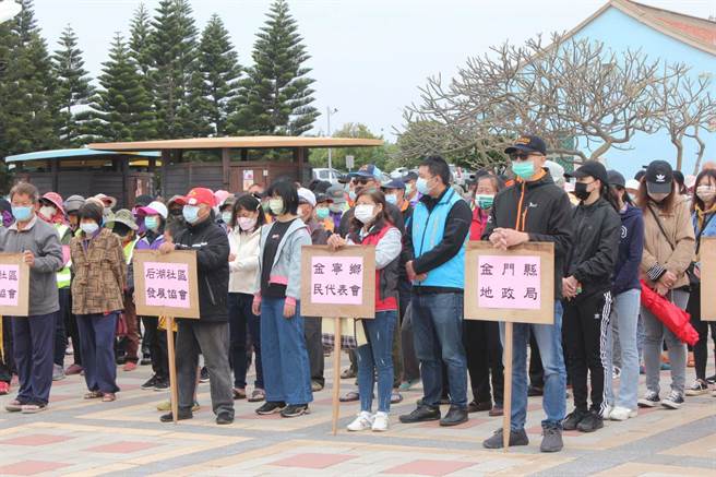 县府感谢环保志工与社区团体长期协助乡镇公所守护自然，打造友善的环境空间。（金寧乡公所提供）