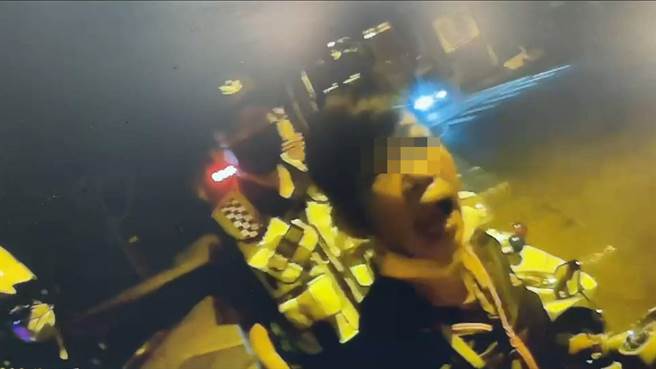 鄭女對警怒罵靠北三小，遭警依照妨礙公務罪嫌逮捕。（讀者提供／程炳璋台南傳真）