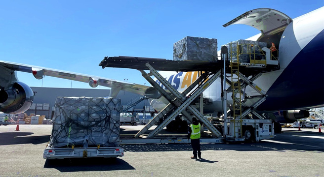 俄罗斯国防部16日称，俄军击落一架载有「大批」西方国家提供乌克兰武器的乌克兰军用运输机。图为美国援助乌克兰的资料画面。（资料照／撷取自美国驻乌克兰大使馆官方脸书）