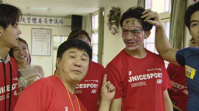 胡瓜（左）自诩艺术家在郭忠佑脸上作画。（民视提供）