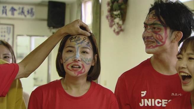 身为乐天桃猿啦啦队的篮篮被恶搞写上「中信兄弟」。（民视提供）