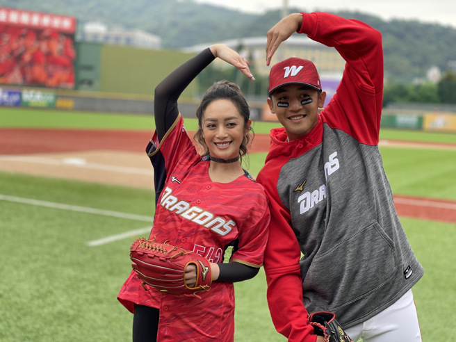 味全龙拿莫・伊漾（右）与姊姊舞思爱。（毛琬婷摄）