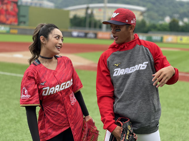 味全龙拿莫・伊漾（右）与姊姊舞思爱。（毛琬婷摄）