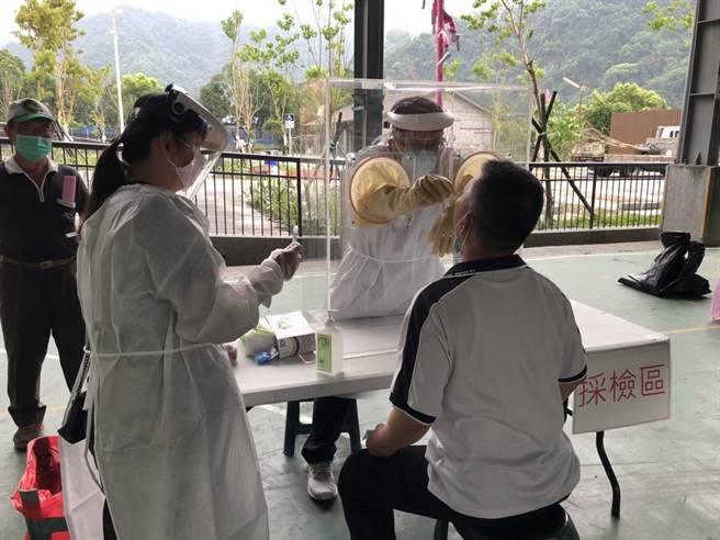 南投县府17日公布，新增2确诊个案，均为先前确诊者家人，无南投县公共足迹。（南投县府提供／陈淑芬南投传真）