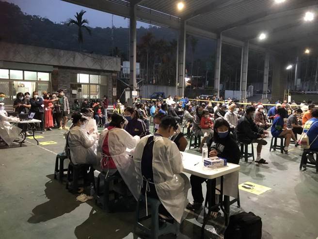 南投登山隊補給員確診案，南投縣衛生局採取「快速圍堵」方案，開設快篩站，奮戰9小個採檢690人結果出爐。（南投縣府提供／陳淑芬南投傳真）