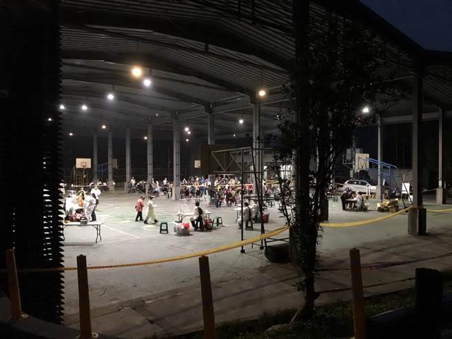 南投登山隊補給員確診案，南投縣衛生局採取「快速圍堵」方案，開設快篩站，奮戰9小個採檢690人結果出爐。（南投縣府提供／陳淑芬南投傳真）