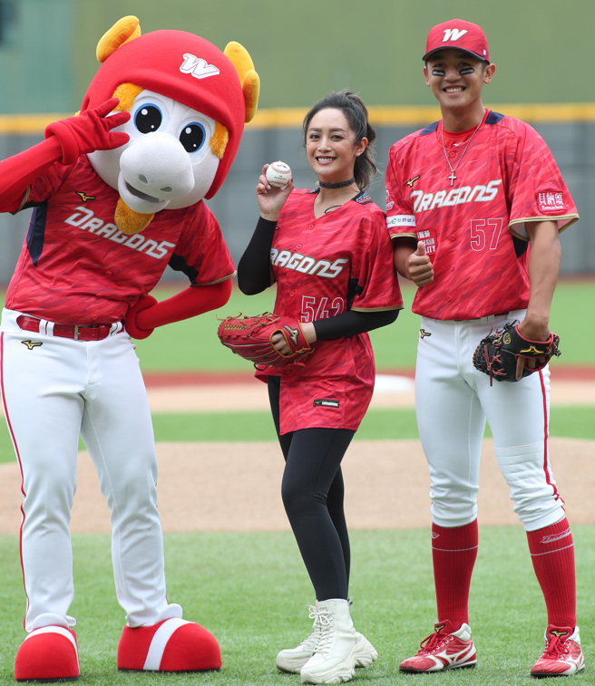 姊姊舞思爱（中）担任开球嘉宾，味全龙拿莫・伊漾负责接捕。（郑任南摄）