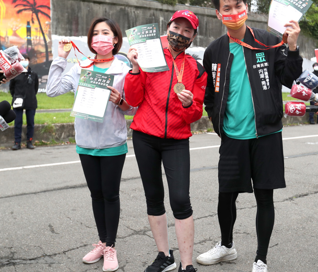 台北市副市长黄珊珊（中）与前市府幕僚黄瀞莹（左）17日参与台北科技杯爱地球公益路跑活动，并完成10公里的路跑项目获得证书，高兴的展示成果。（郑任南摄）