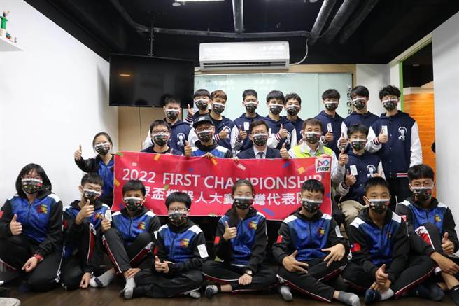 台中市玩樂高手機器人創意中心指導的兩支青少年代表隊TAI-BOTICS、SCREWIT，今天深夜將搭機赴美，挑戰機器人世界大賽總決賽，今天舉辦授旗活動。（張廖萬堅服務處提供／謝瓊雲台中傳真）