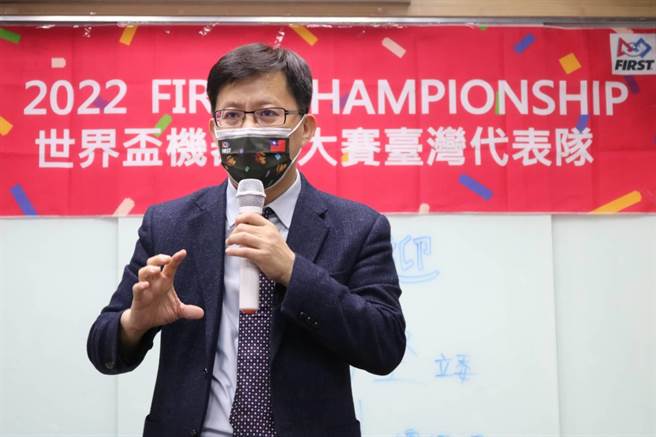 立委張廖萬堅強調，AI智能發展非常重要，也是國家未來培育人才的重點項目；他預祝兩隊小將能將獎盃贏回台灣。（張廖萬堅服務處提供／謝瓊雲台中傳真）