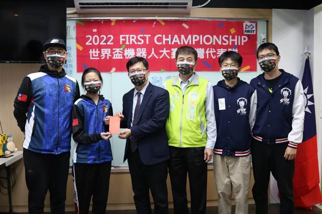 授旗活動後，張廖萬堅（左三）代表致贈加菜金。（張廖萬堅服務處提供／謝瓊雲台中傳真）