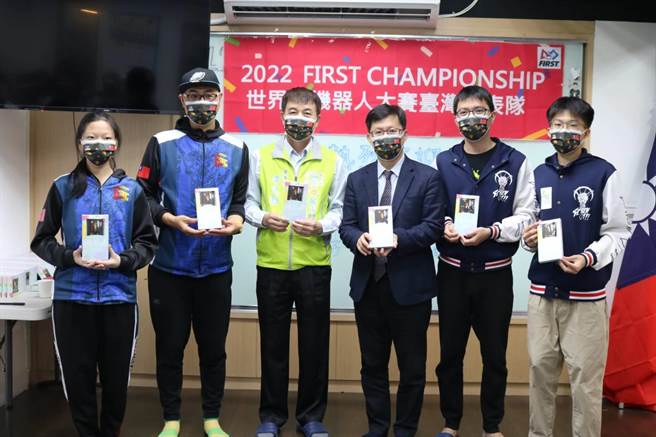 台中陽光城市發展協會理事長李文烈（左三）送上6000片由上好生醫公司生產的客製化機器人口罩，由教練林永正（左二）等，和兩隊隊長代表受贈。（張廖萬堅服務處提供／謝瓊雲台中傳真）