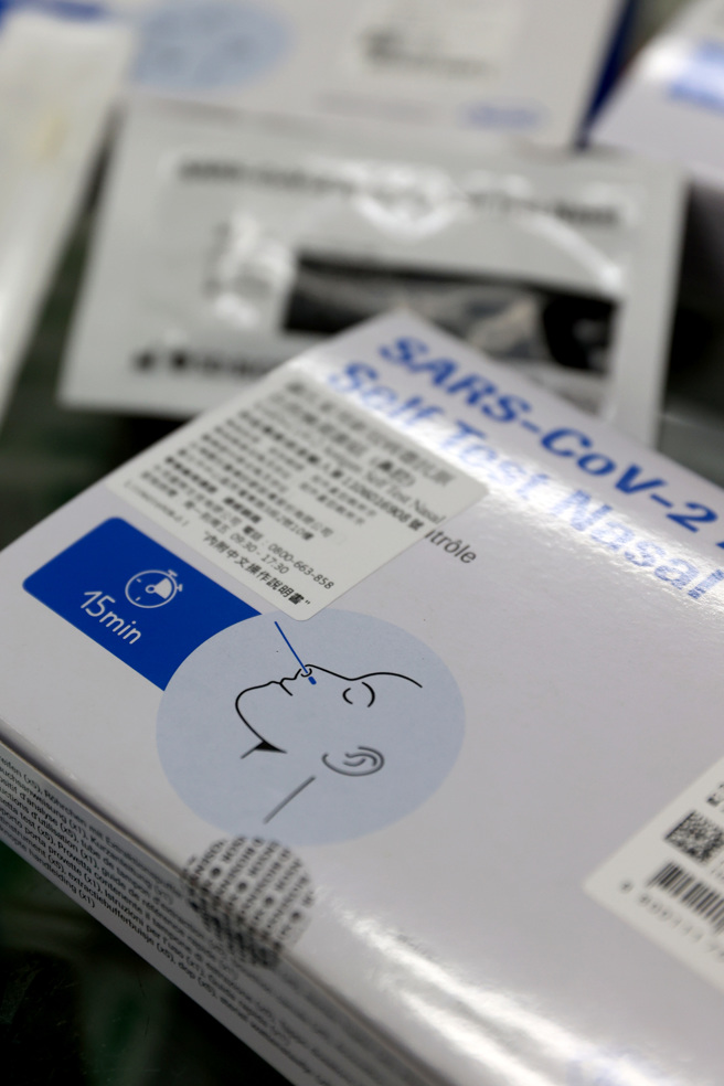 乡民愤怒的表示跑遍板桥30家药妆店都买不到快筛试剂。（本报资料照）