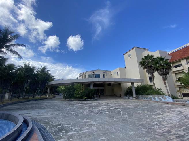 台东杉原湾上的「美丽湾度假村」，台东县府与厂商仲裁后以6.29亿元买回，除了重新开放海滩，建筑物内偶有活动。（蔡旻妤摄）