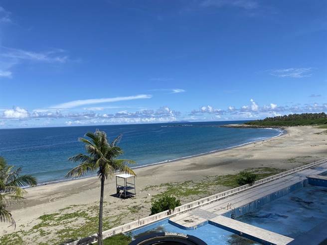 台东杉原湾上的「美丽湾度假村」，台东县府与厂商仲裁后以6.29亿元买回，除了重新开放海滩，建筑物内偶有活动。（蔡旻妤摄）