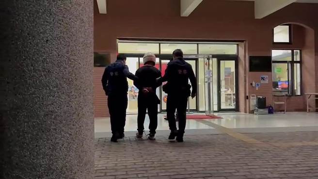 蔡姓男子（中）持水果刀杀死老邻居，检警将他带回警所问讯，今天上午完成死者相验和复讯，检方依杀人重罪将蔡男声押。（民眾提供／谢琼云台中传真）