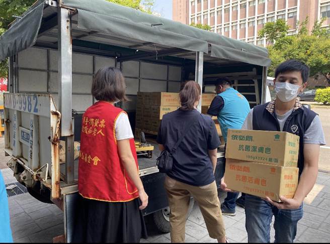 疫情延燒，雲林縣弱勢長輩反映最需要抗菌肥皂。（華山基金會提供／張朝欣雲林傳真）