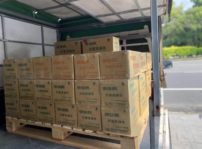 疫情延燒，雲林縣弱勢長輩反映最需要抗菌肥皂。（華山基金會提供／張朝欣雲林傳真）