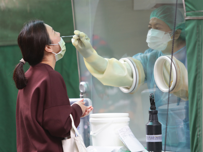 本土疫情升温，轻重症分流新制15日起限制只有70岁以上、血液透析、怀孕36周以上孕妇、中重症等4类患者送医，其余送集中检疫所或居家照护，图为永和社区筛检站有不少民眾前来筛检。示意图非当事人。（季志翔摄）