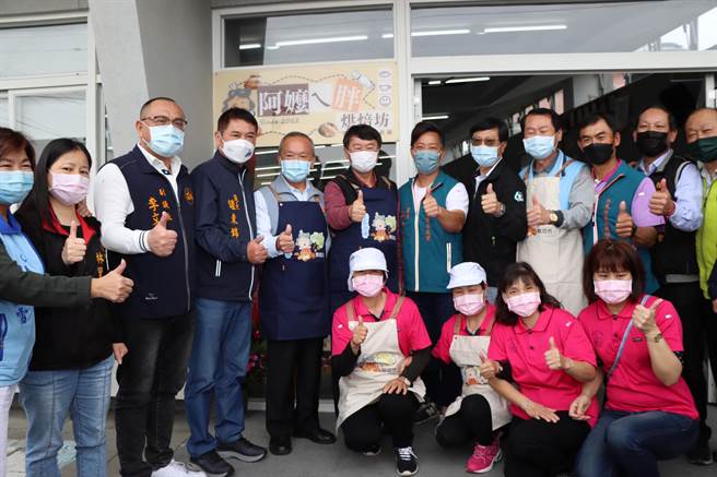 阿嬷ㄟ胖烘焙坊17日开幕，县长徐耀昌等人到场揭牌。（李京升摄）
